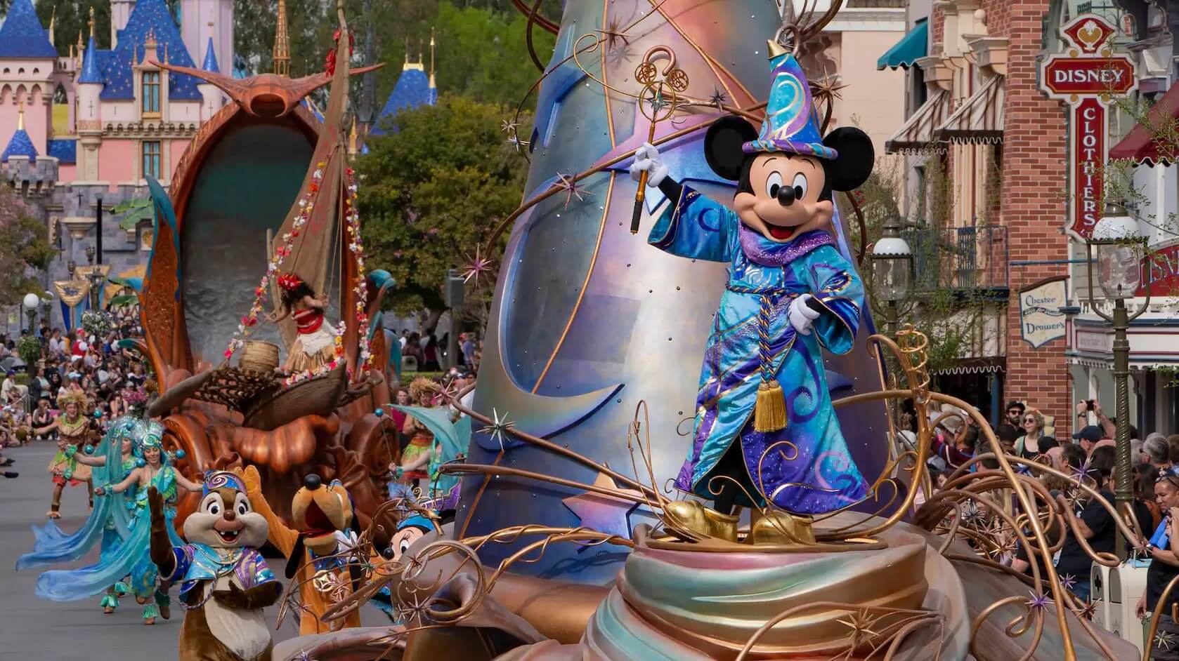 Magic Happens המצעד החדש של דיסנילנד דיסנילנד קליפורניה Disney